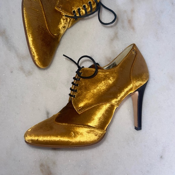 Chanel Velvet Gold Mustard Lace Up Oxford Heel Pump - Picture 4 of 17